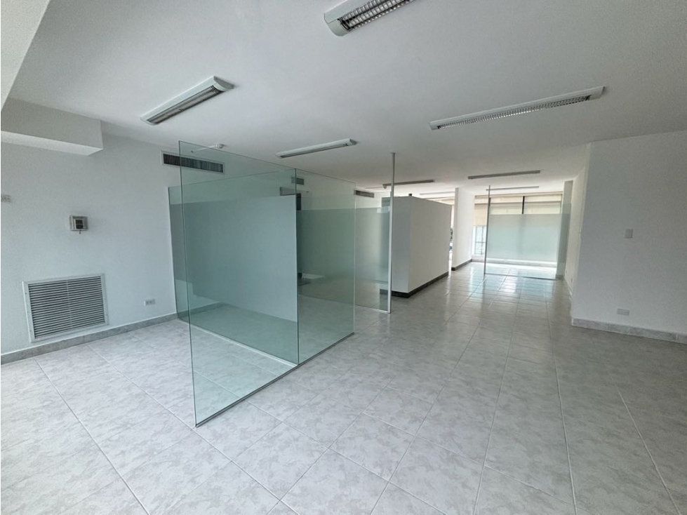 ALQUILER OFICINA EN BELLA VISTA (DV) — foto 4