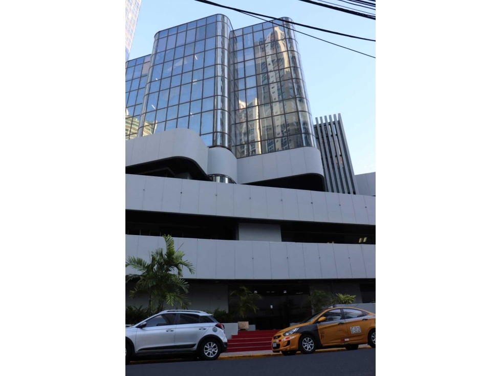 ALQUILER OFICINA SEMI-AMOBLADA EN TORRE BAC AV. BALBOA 60M2