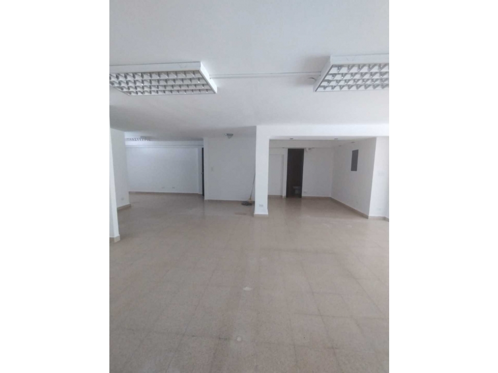 ALQUILER OFICINA SEMI-AMOBLADA EN TORRE BAC AV. BALBOA 200M2 — foto 4