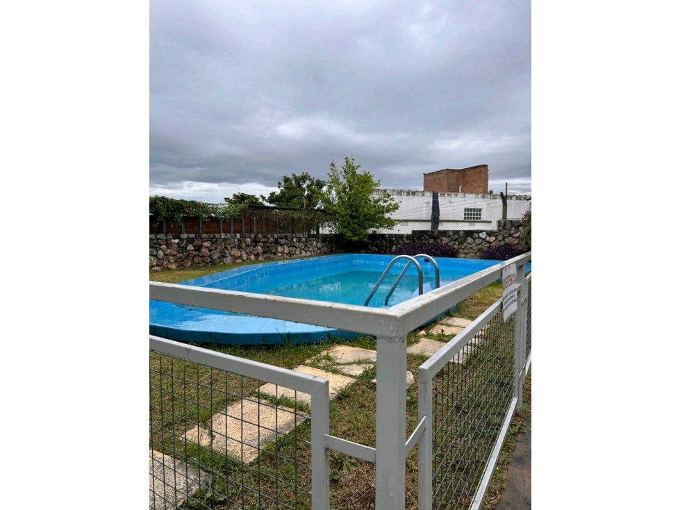 VENDO EXCELENTE DUPLEX CENTRICO DOS BAÑOS COCHERA PILETA