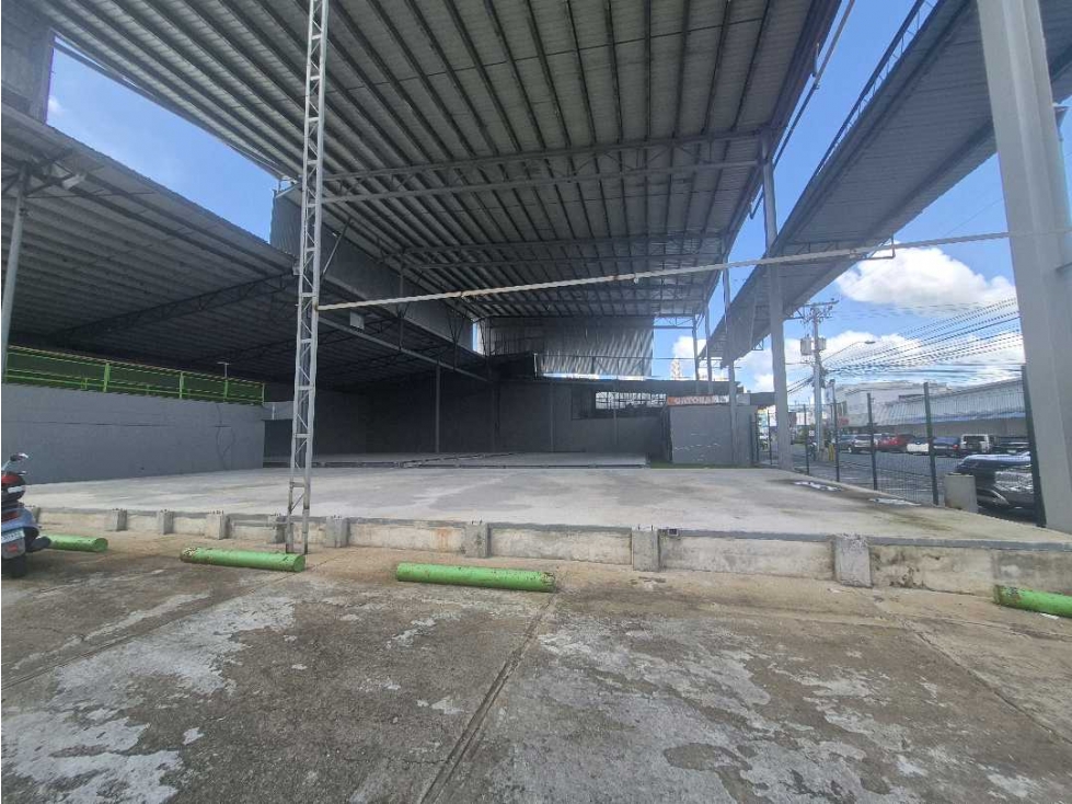 Alquiler de terreno techado de 1800 mts en el Carmen