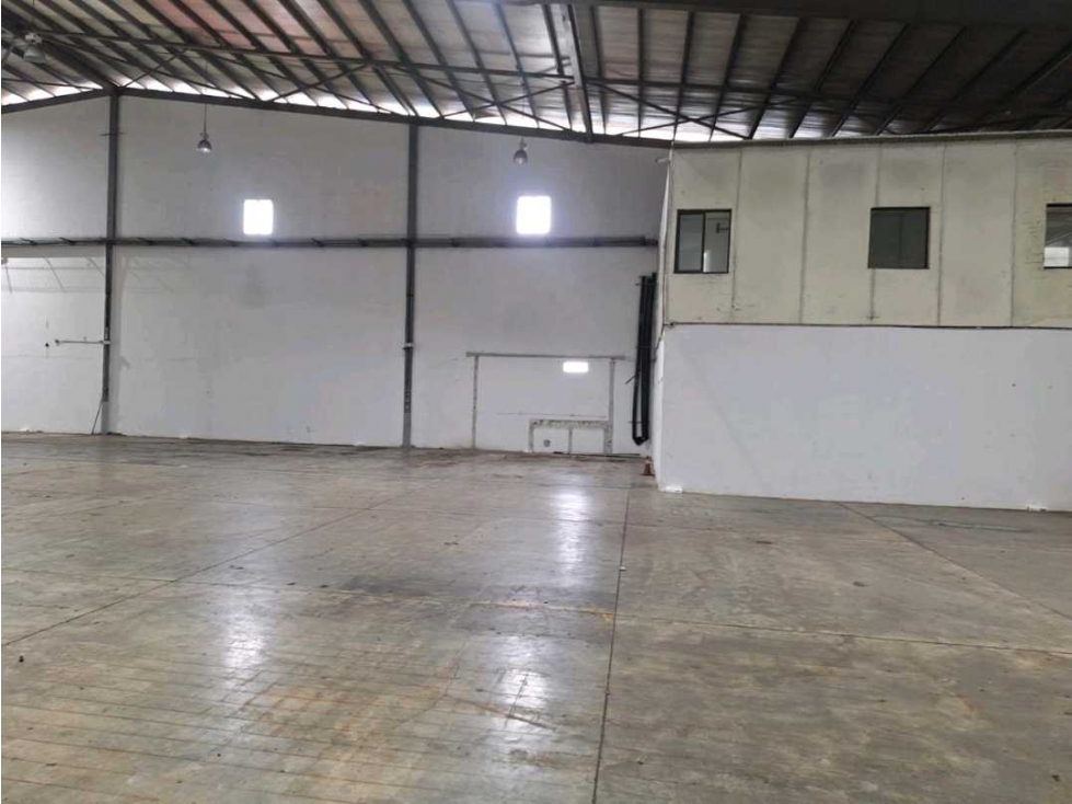 ALQUILER DE GALERA EN MILLA 8 1.603 m2 CERCA DEL TREN VV — foto 4