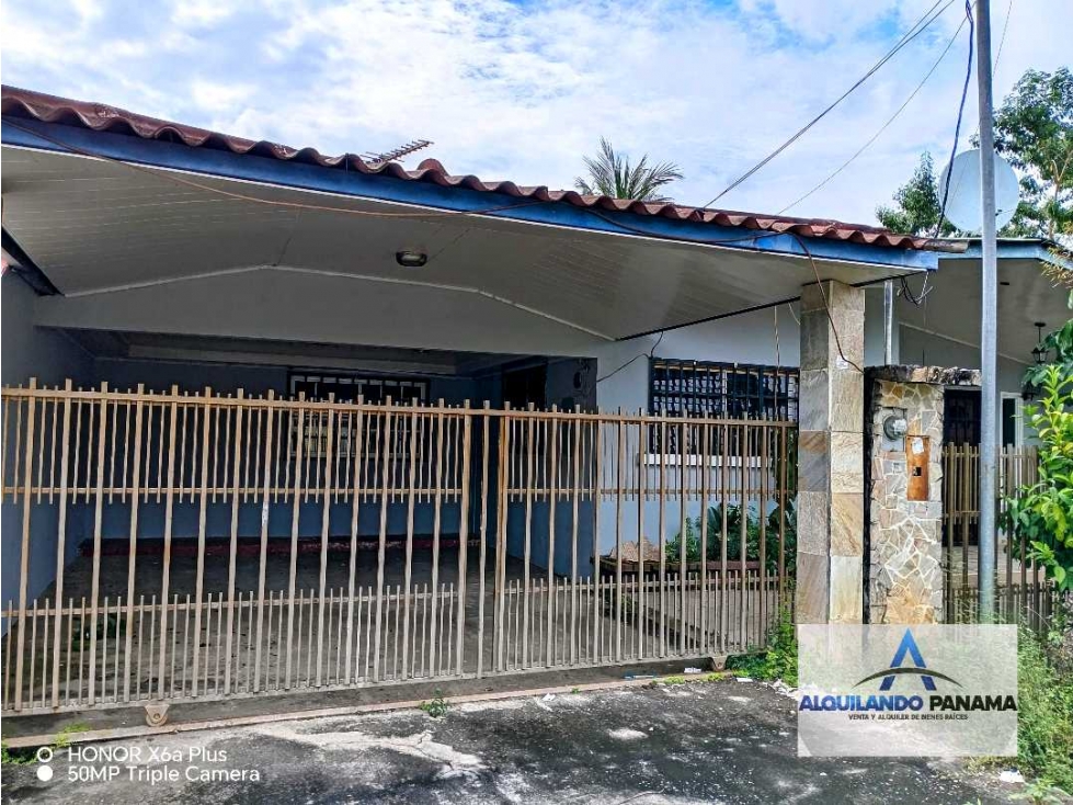 Vendo amplia casa en David, super centrica y acogedora.