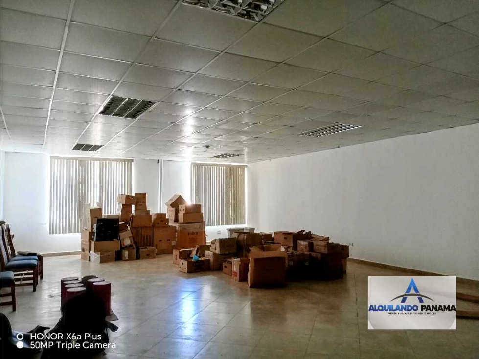 Alquilo amplia oficina en la zona bancaria de David - 1