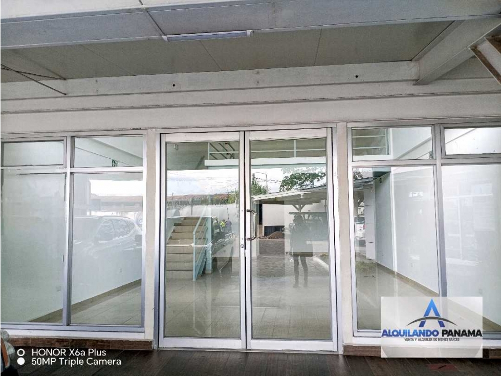 Alquilo amplios locales en exclusiva plaza ubicada en Bugaba - 1