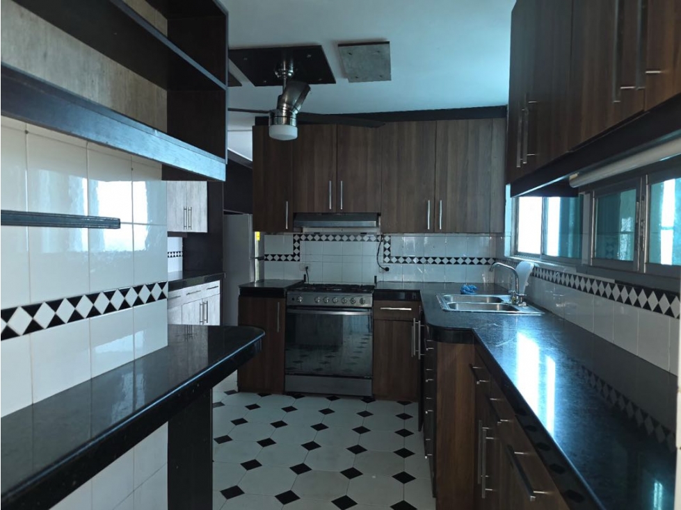 Alquilo apartamento amueblado en el cangrejo tres recámaras amplio