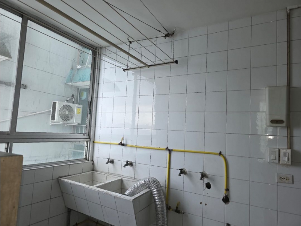 Alquilo apartamento amueblado en el cangrejo tres recámaras amplio — foto 2