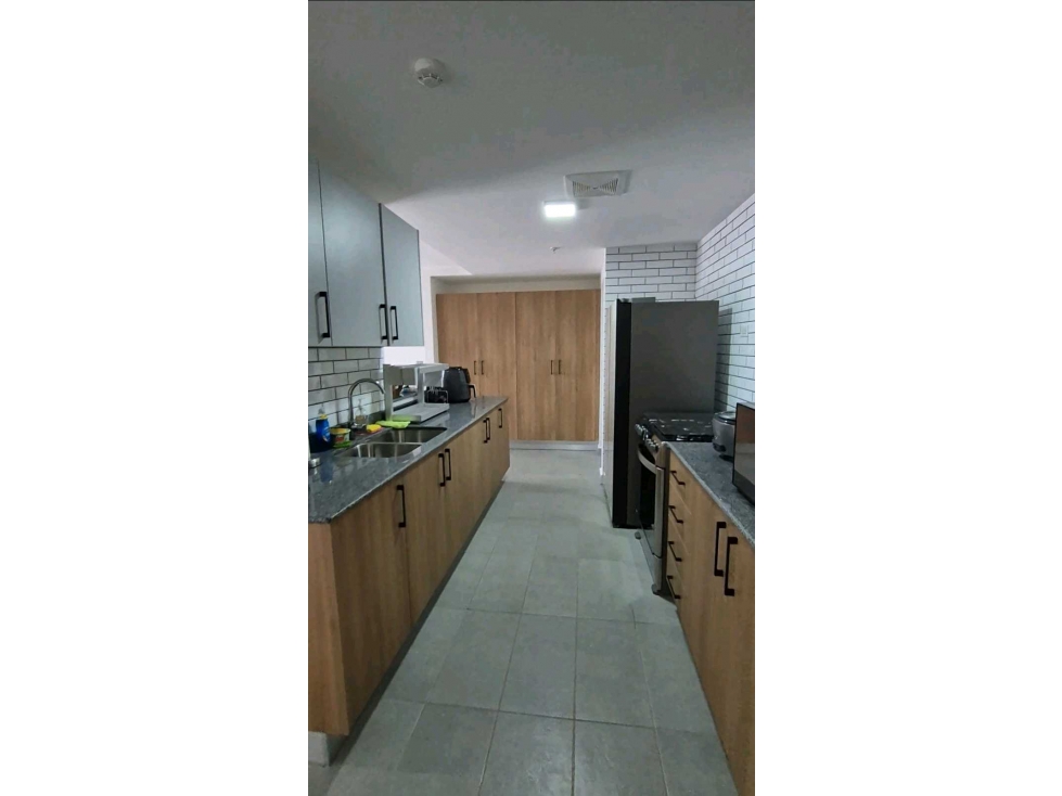 ALQUILO APARTAMENTO EN COSTA VERDE PH DISTRIC SEMI AMOBLDO