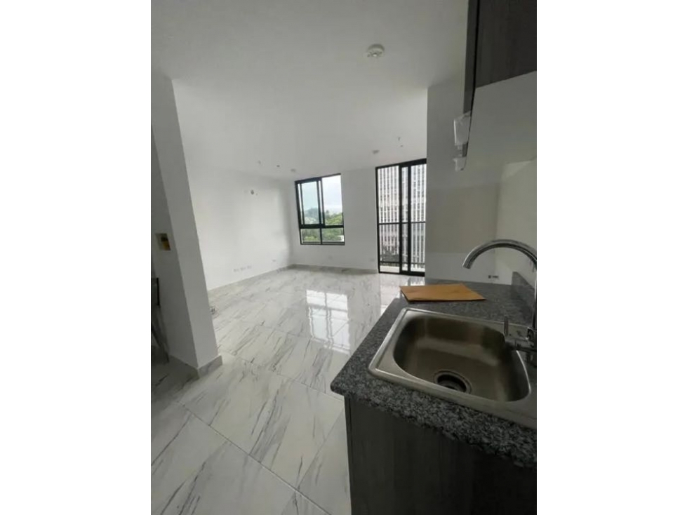 ALQUILO APARTAMENTO VACIO EN CALLE 50