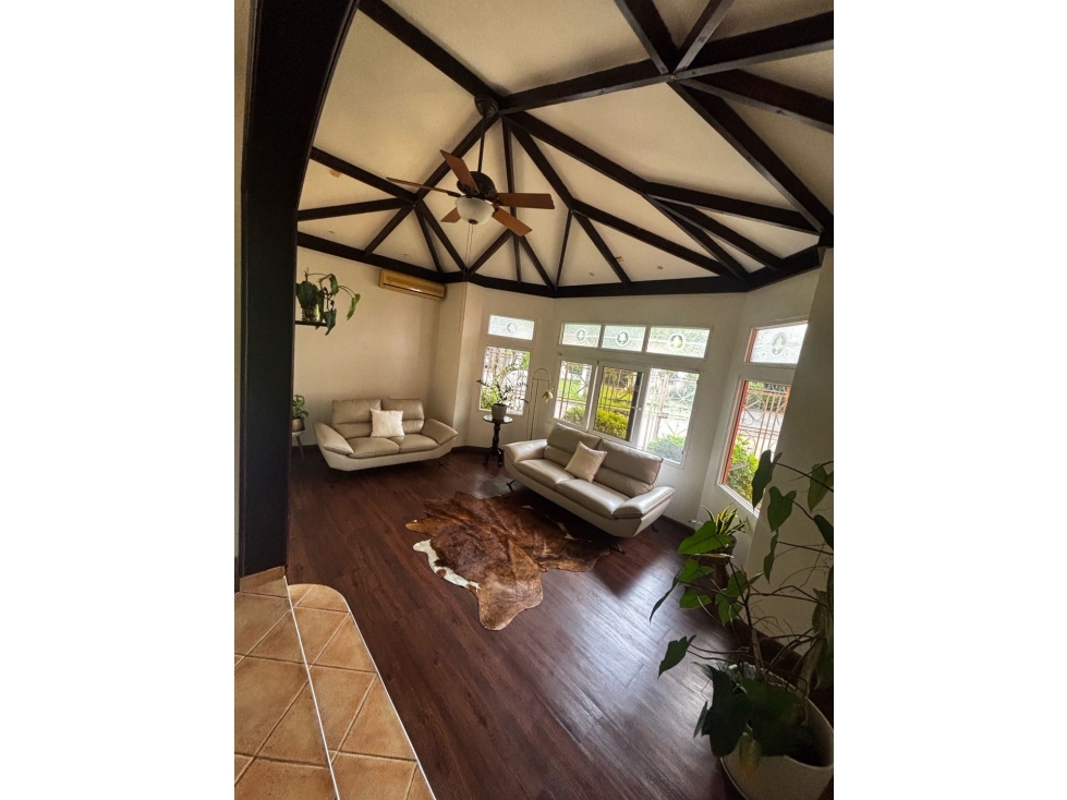 Alquilo hermosa casa en Ancon! 4.200$