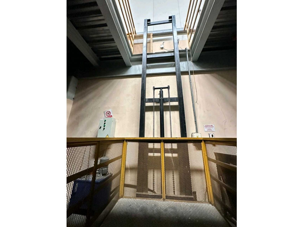 ALQUILO BODEGA EL CRISOL 500m2 RAMPA PARA 2 CONTENEDORES VV - 3