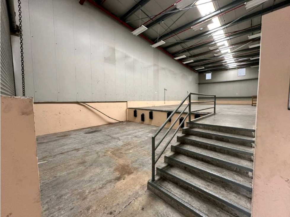 ALQUILO BODEGA EL CRISOL 500m2 RAMPA PARA 2 CONTENEDORES VV - 5