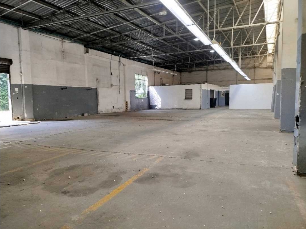 Alquilo bodega en San Nicolas - 2