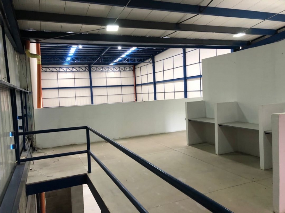 Alquilo bodega en vía Armenia. - 2