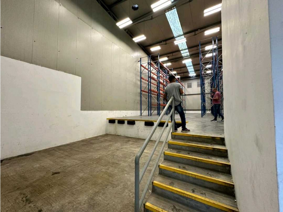 ALQUILO BODEGA LAS MAÑANITAS 252m2 CON SEGURIDAD VV - 5