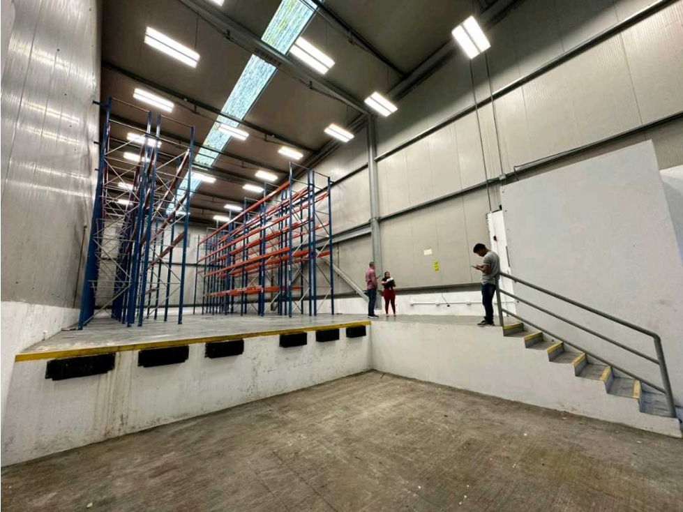 ALQUILO BODEGA LAS MAÑANITAS 252m2 CON SEGURIDAD VV - 1