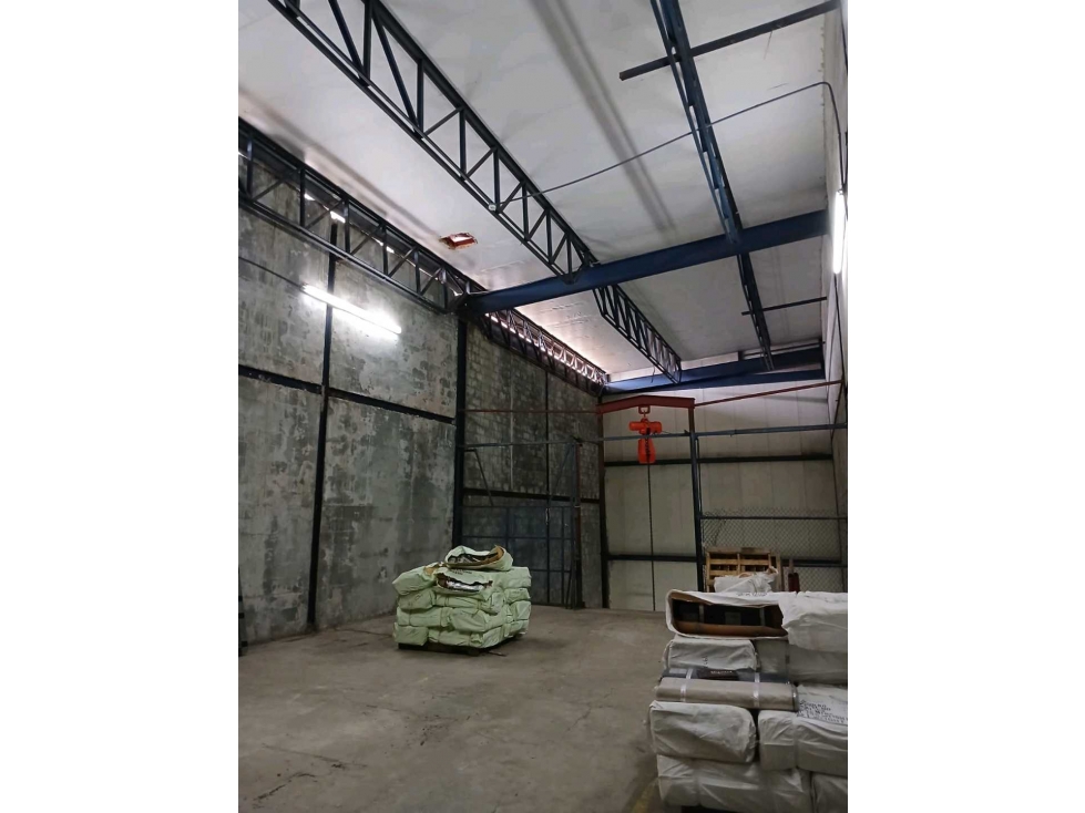 ALQUILO BODEGA ZONA LIBRE 350M2 — foto 2