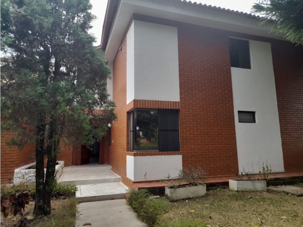 Alquilo casa en condominio en Pance