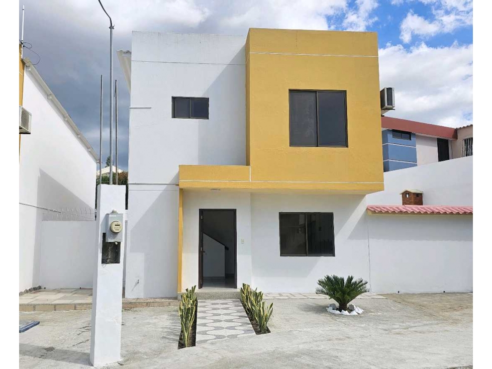 Alquilo Casa en Urb. Ciuda del sol, patio amplio, esquinera - 1
