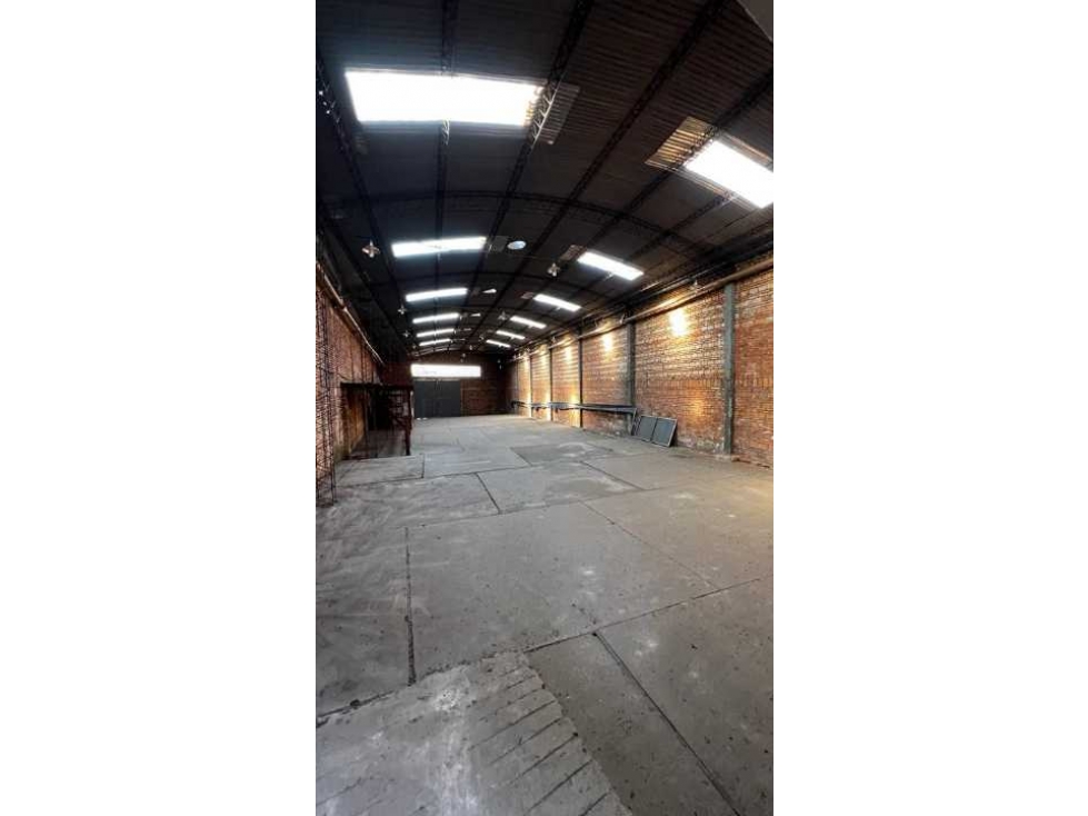 ALQUILO DEPOSITO DE 430 M2 ZONA TEMBETARY - 1