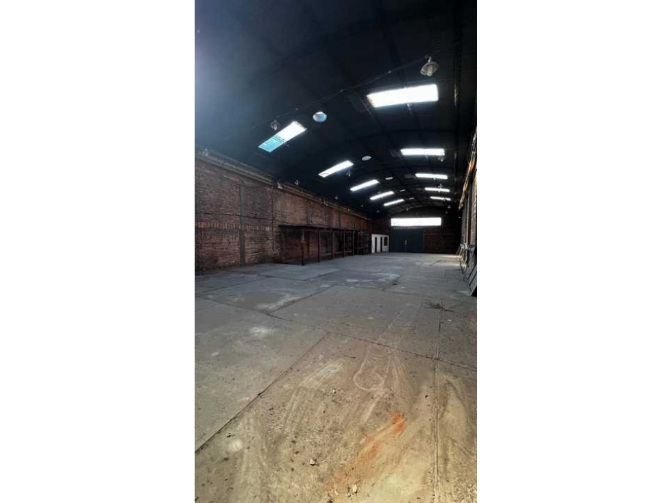 ALQUILO DEPOSITO DE 430 M2 ZONA TEMBETARY - 2