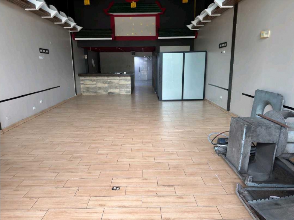 ALQUILO EXCELENTE LOCAL EN PLANTA BAJA EN PLAZA CENTRO MALL OBARRIO — foto 4