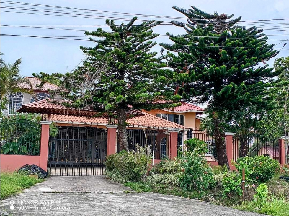 Vendo hermosa casa en El Francés, Boquete. Negociable!!