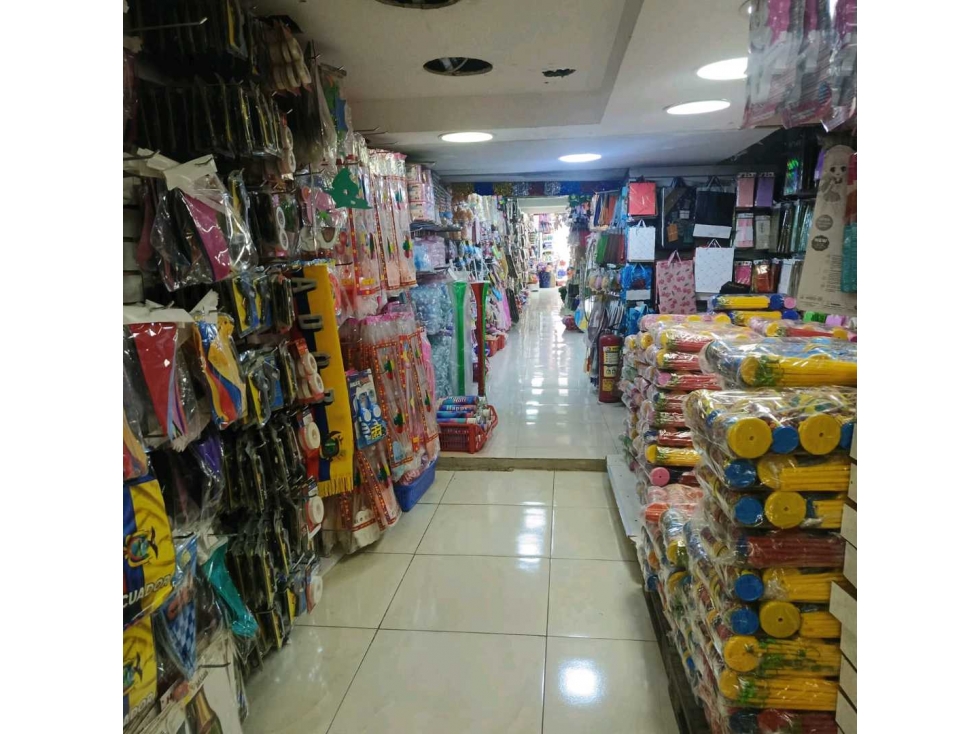 ALQUILO LOCAL COMERCIAL AMPLIO Y FUNCIONAL - 1