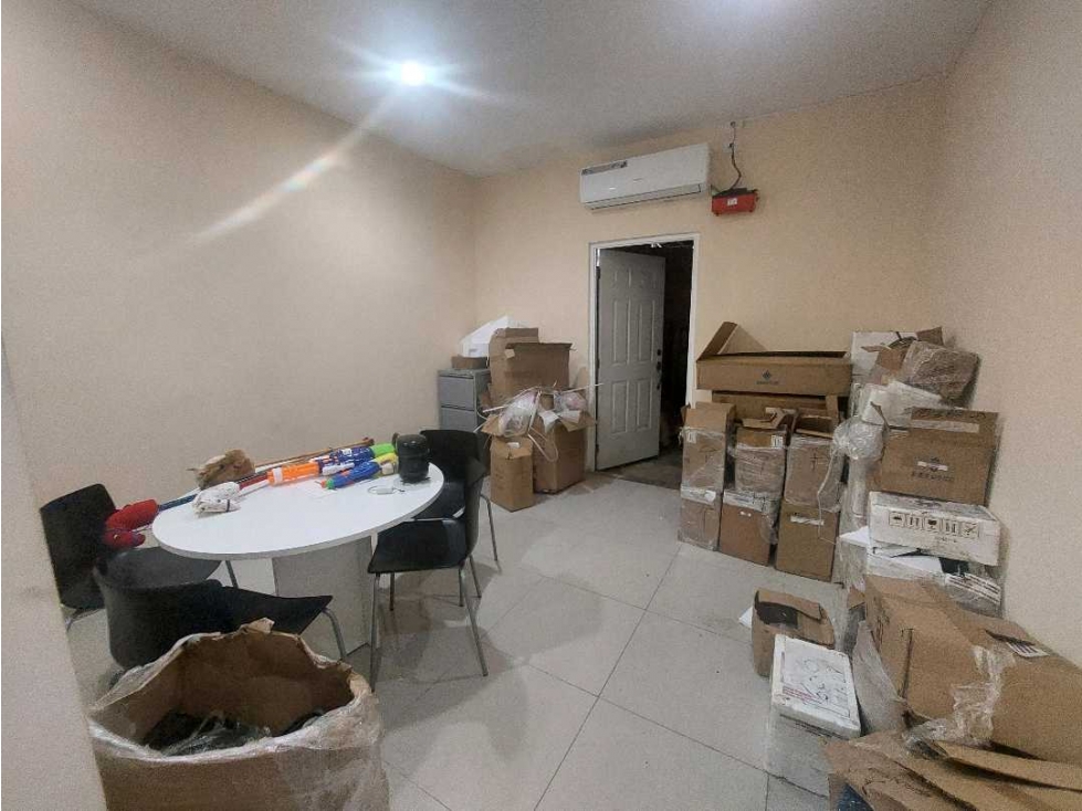 Alquilo local comercial Central de Chitre. - 6