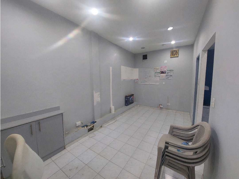 Alquilo local comercial en central de Chitre. - 4