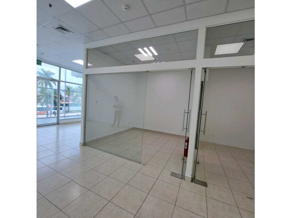 ALQUILO LOCAL COMERCIAL PLAZA COSTA DEL ESTE — foto 4
