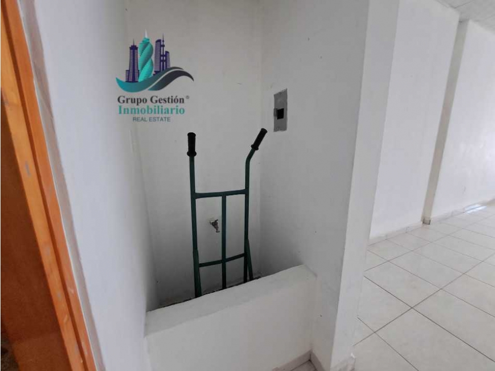 ALQUILO LOCAL DE 148MTS PLAZA COMERCIAL - 4