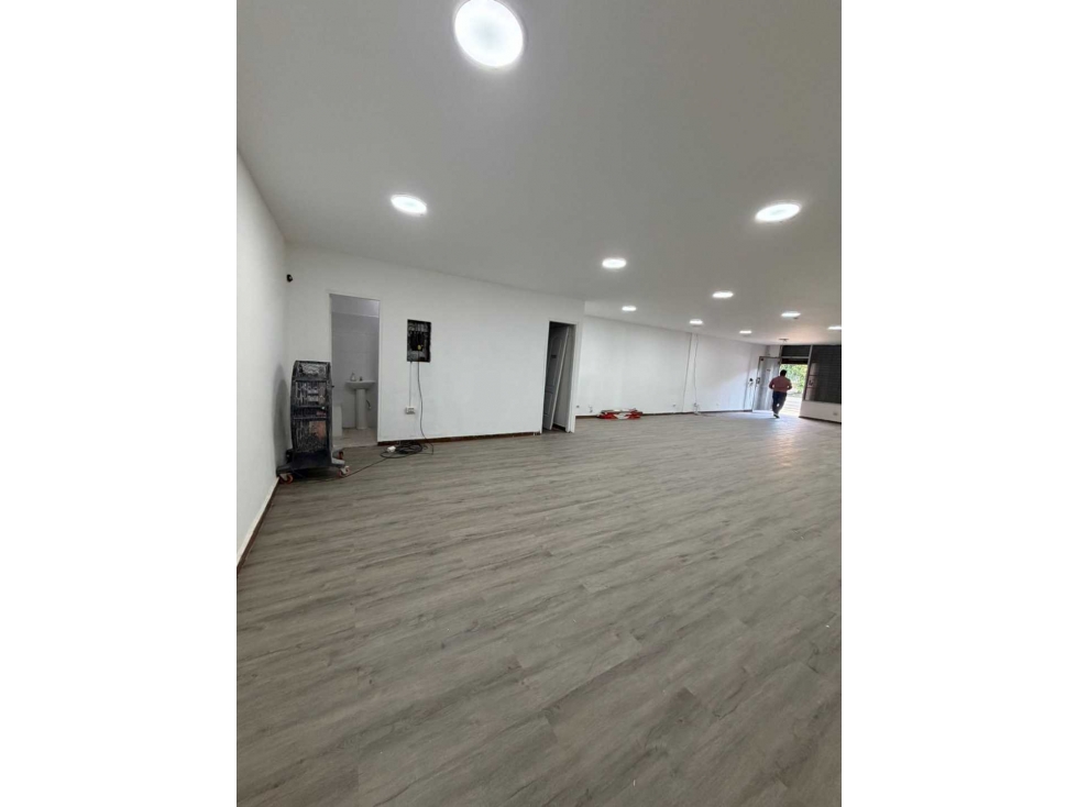 ALQUILO LOCAL FRENTE AL PARQUE OMAR 100 M2 AB - 1