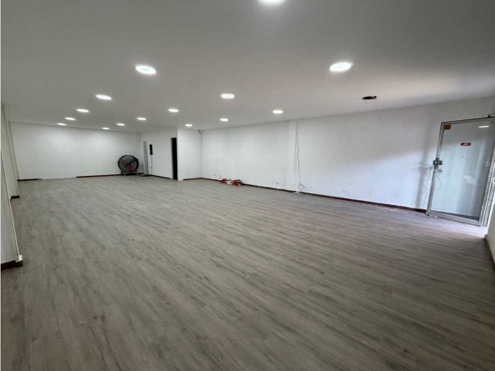 ALQUILO LOCAL FRENTE AL PARQUE OMAR 100 M2 AB - 1