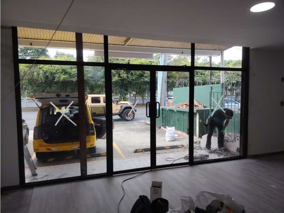 ALQUILO LOCAL FRENTE AL PARQUE OMAR 100 M2 AB - 4