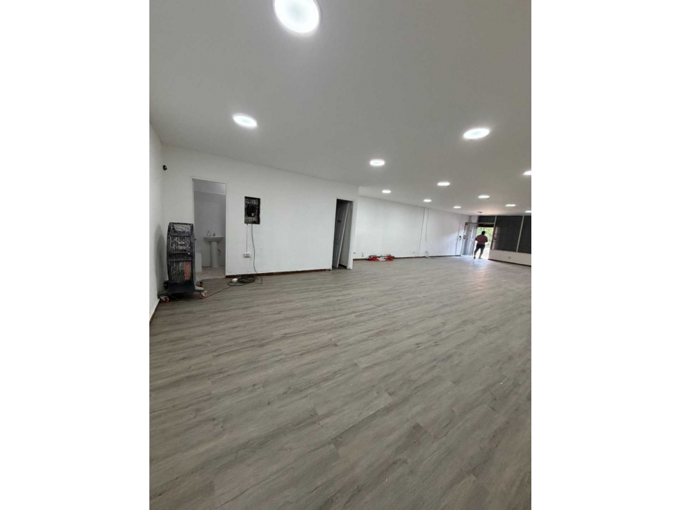 ALQUILO LOCAL FRENTE AL PARQUE OMAR 100 M2 AB - 6