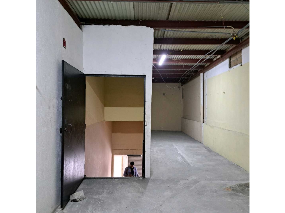 ALQUILO LOCALCOMERCIAL ZONA LIBRE DE COLÓN 250M2 - 5