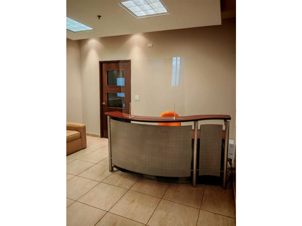 Alquilo oficina en Costa del Este amoblada