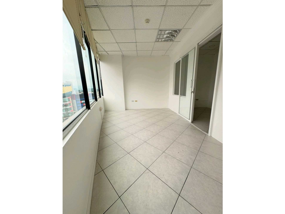 ALQUILO OFICINA EN EDIFICIO NOBIS - 1