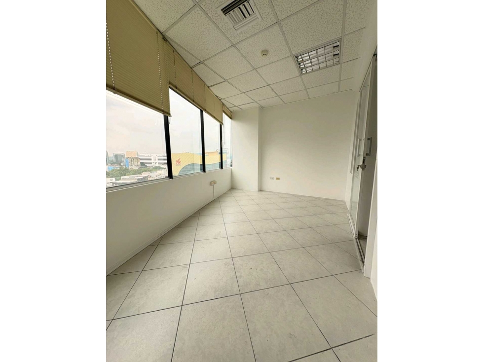 ALQUILO OFICINA EN EDIFICIO NOBIS - 2