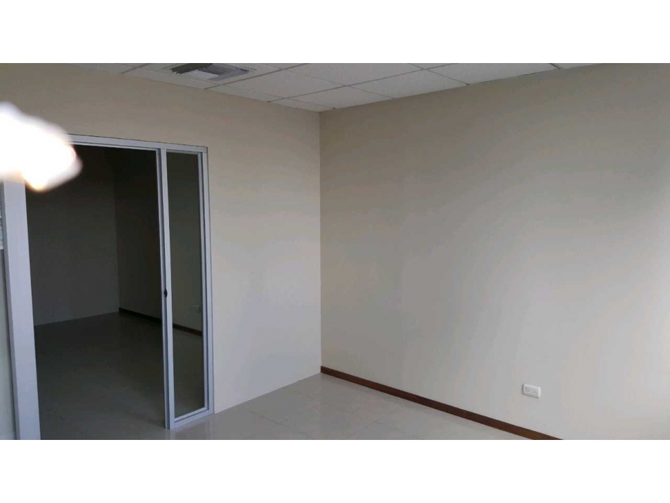 ALQUILO OFICINA EN TRADE BUILDING - 6
