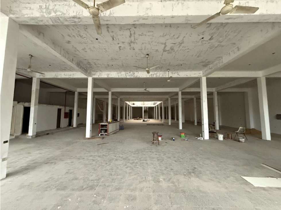 ALQUILO SHOWROOM DE 3000 m2 SOBRE AVDA MCAL ESTIGARRIBIA - 2