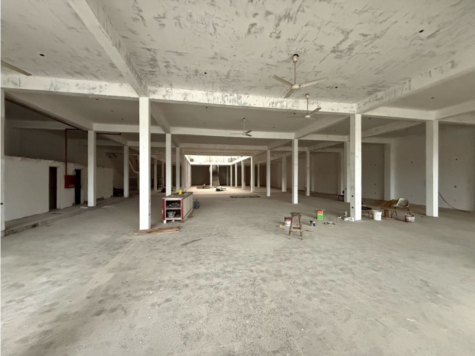 ALQUILO SHOWROOM DE 3000 m2 SOBRE AVDA MCAL ESTIGARRIBIA - 3