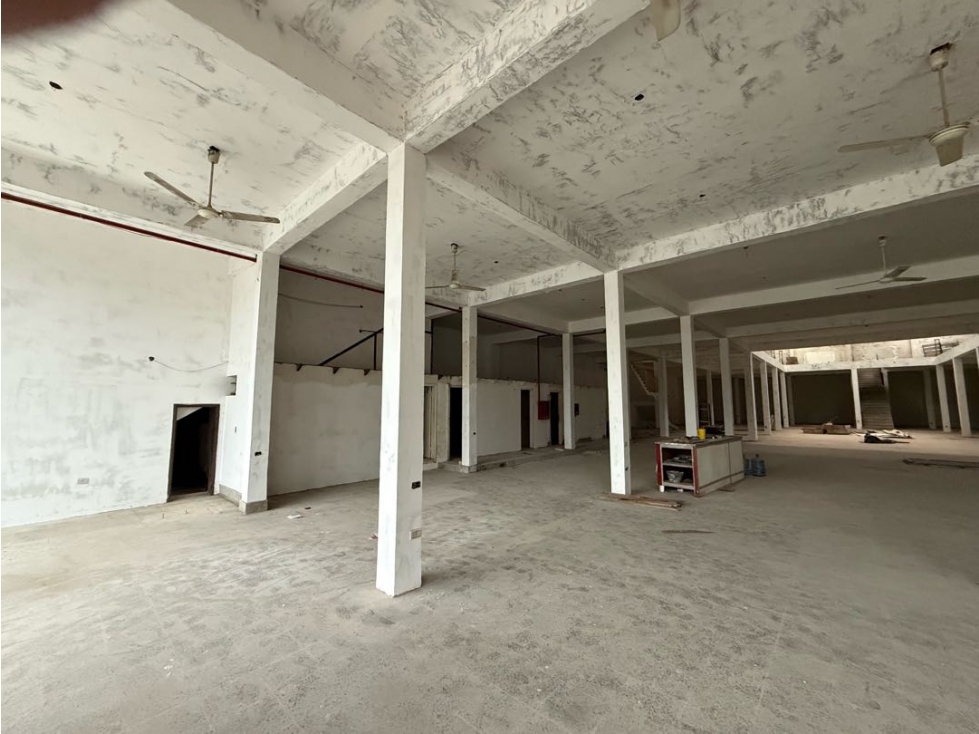 ALQUILO SHOWROOM DE 3000 m2 SOBRE AVDA MCAL ESTIGARRIBIA - 4