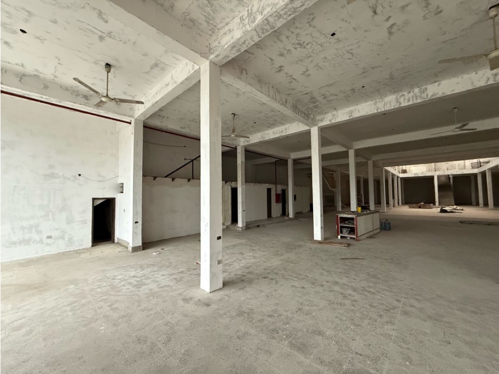 ALQUILO SHOWROOM DE 3000 m2 SOBRE AVDA MCAL ESTIGARRIBIA - 5