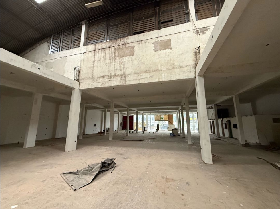 ALQUILO SHOWROOM DE 3000 m2 SOBRE AVDA MCAL ESTIGARRIBIA - 6