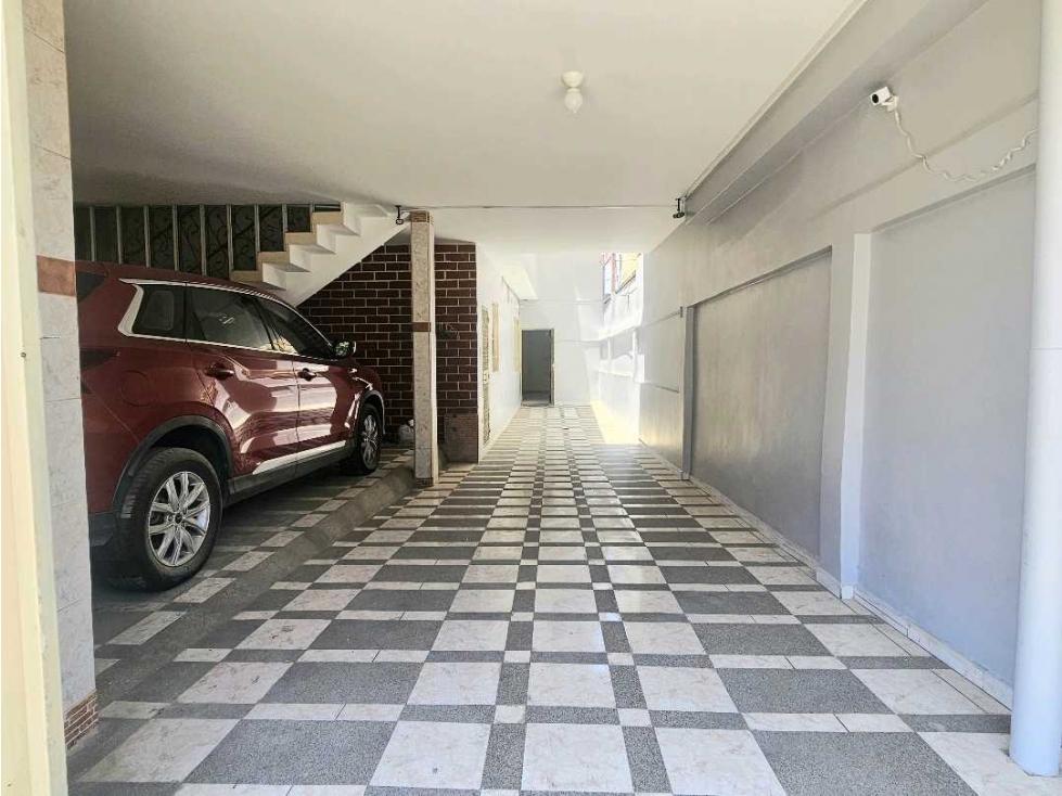 Alquilo. Departamento, planta baja, cerca de solca, 4 dormitorios - 2