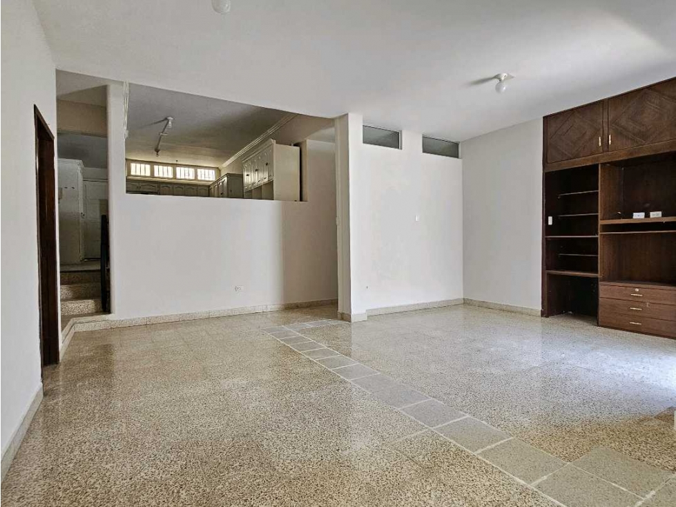 Alquilo. Departamento, planta baja, cerca de solca, 4 dormitorios - 4