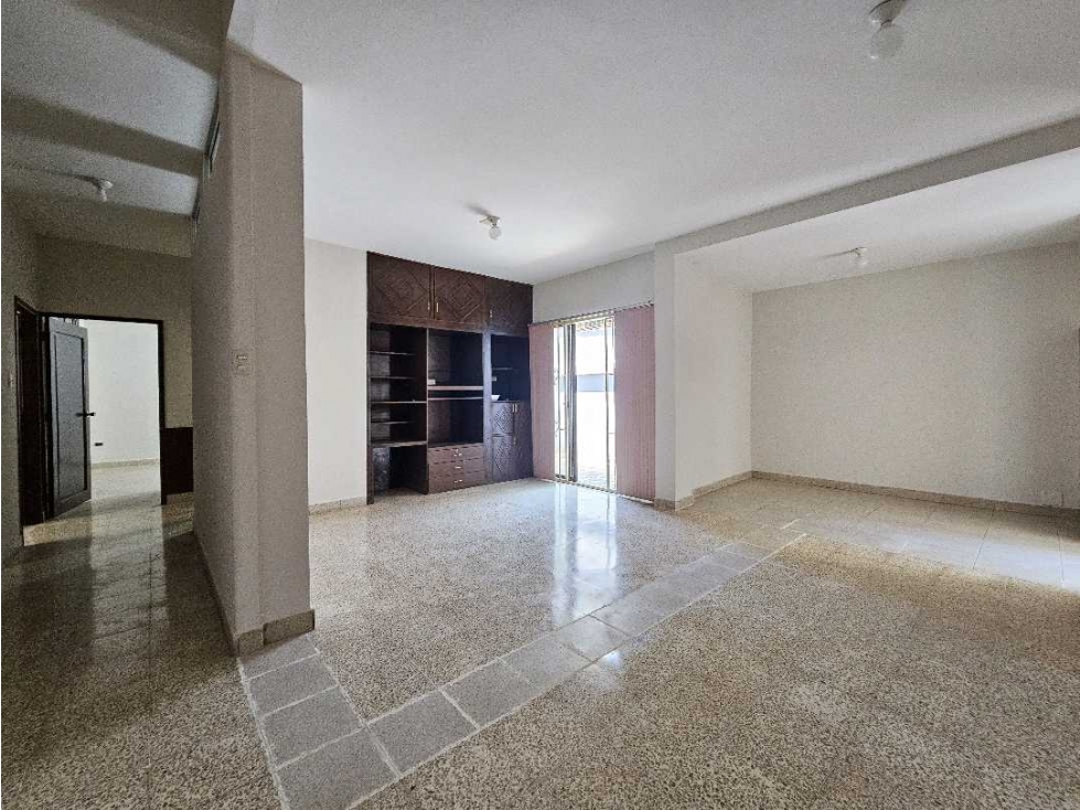 Alquilo. Departamento, planta baja, cerca de solca, 4 dormitorios - 5