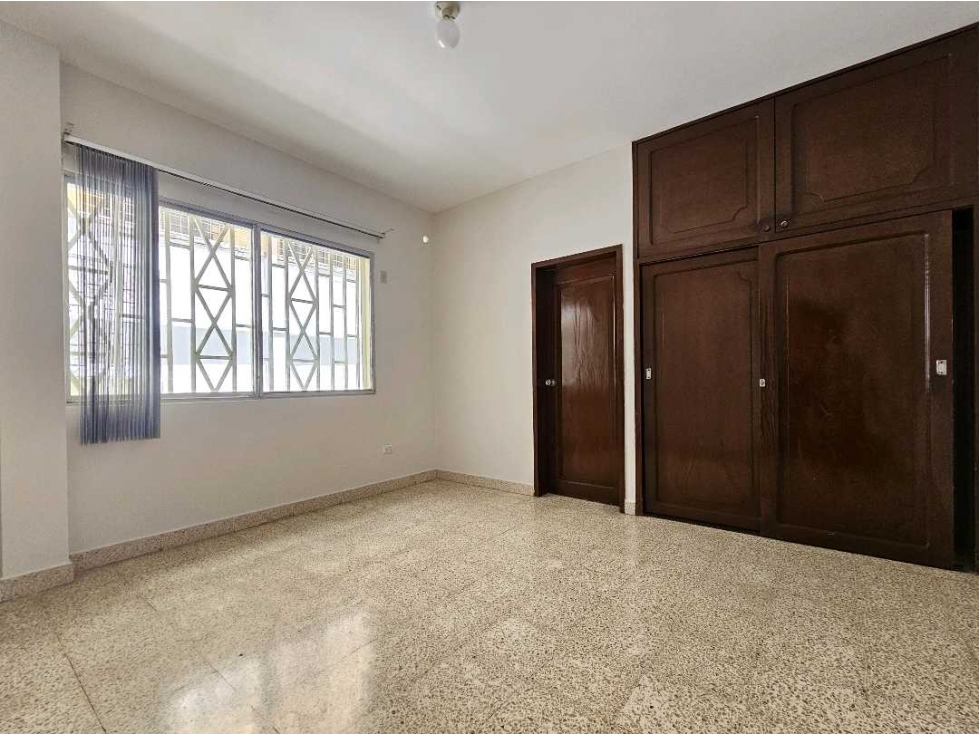 Alquilo. Departamento, planta baja, cerca de solca, 4 dormitorios - 6